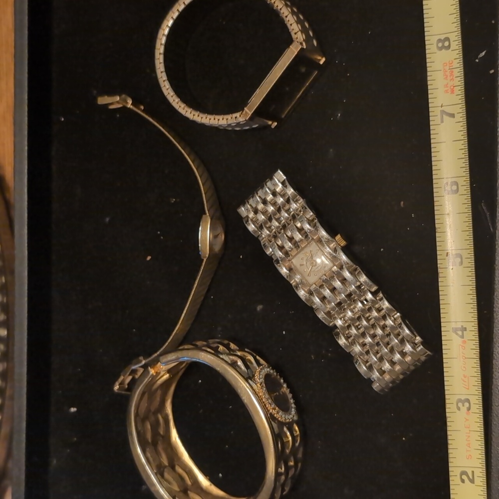 Lit of 4 Gold Tone Ladies Watches